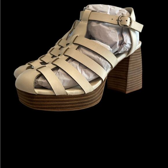 Beautiful White Oasis Society heels SIZE 9 - Picture 2 of 3